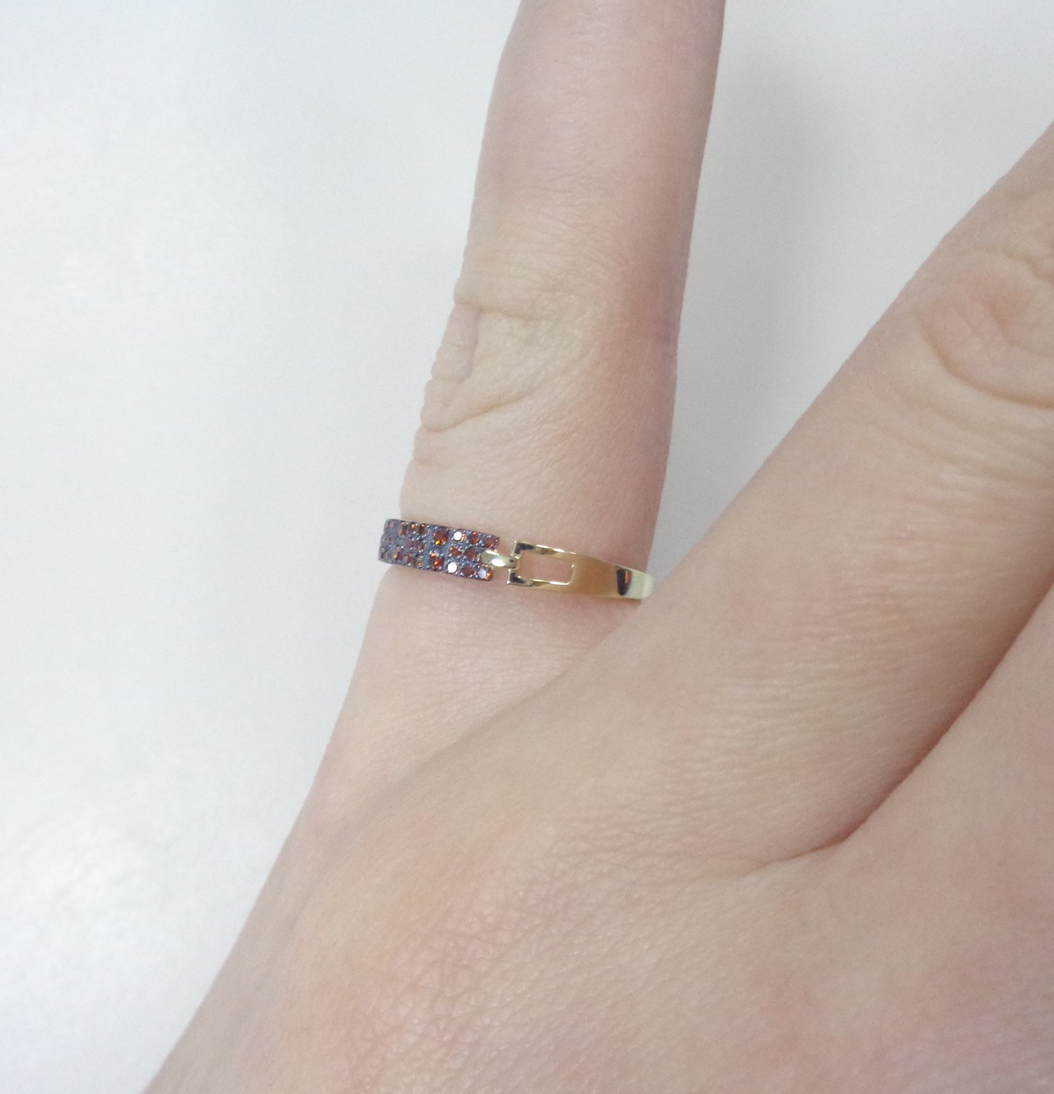 Кольцо из желтого золота с оранжевыми бриллиантами